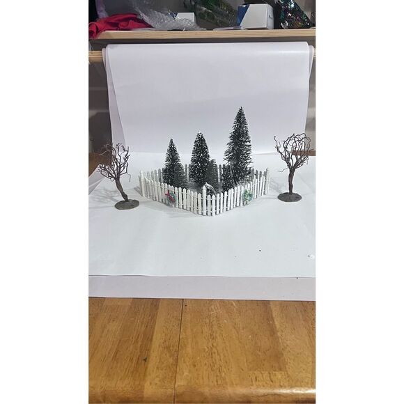 LEMAX CHRISTMAS VILLAGE CHRISTMAS TREES LOT OF 8 WITH FENCE HOLIDAY TIME - Picture 2 of 8